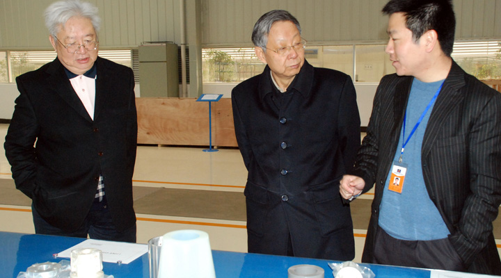 原机械工业部副部长陆燕荪（左一）、原国家标准化委员会主任李宗海（中）来公司视察指导